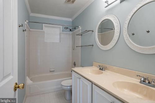 1042 Charter Oaks Dr, Lansdale PA exterior