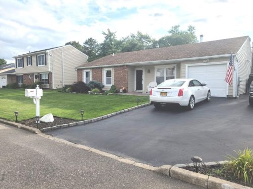 24 Santa Anita Ct, Holbrook, NY 11741-4304
