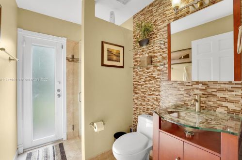 18126 61st Pl, Hialeah FL  33015-5601 exterior