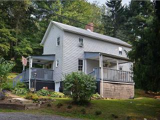 1032 Dutch Hollow Rd, Jeannette, PA 15644-4502