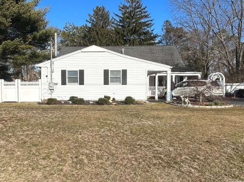 381 Raft Ave, Holbrook, NY 11741-5911