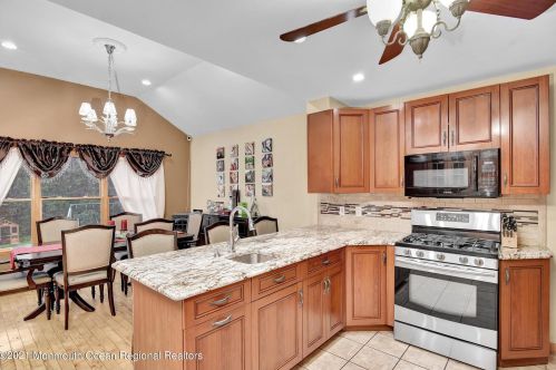 26 Northfield Ave, East Brunswick NJ  08816-3031 exterior