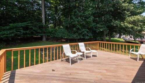 6 Forest View Ct, Valley Cottage, NY 10989-1434