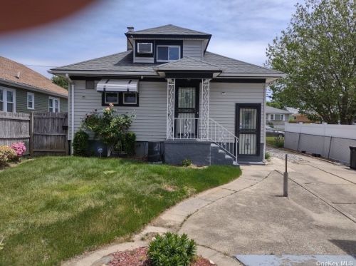 17 Ronald Pl, Roosevelt, NY 11575-2130