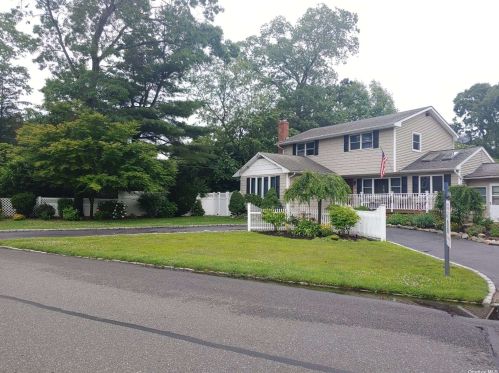 105 Haynes Ave, West Islip NY  11795-1048 exterior