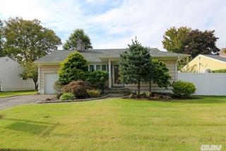 20 Newmarket Rd, Syosset, NY 11791-6219