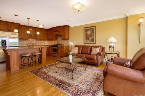 701 Pelham Rd, New Rochelle, NY 10805-1100