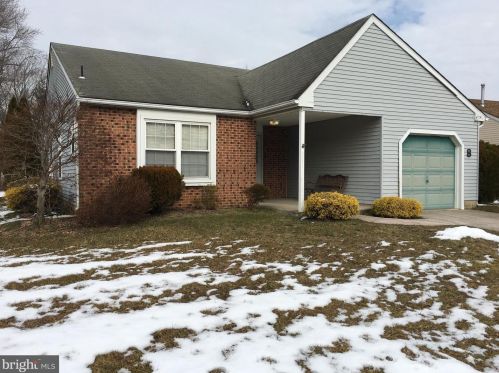 8 Knollwood Dr, West Deptford, NJ 08096-6701