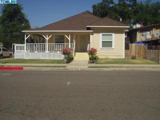 449 Garden St, Visalia, CA 93277-2809
