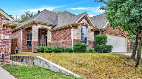312 Park Crest Ave, Euless, TX 76039-4354