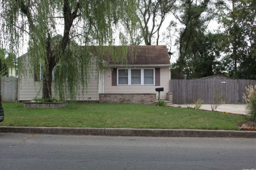 30 Poplar St, Central Islip, NY 11722-3133