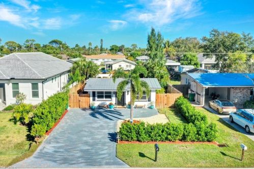 821 91 Ave, Naples FL 34108-2426 exterior