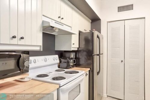322 Villa Cir, Boynton Beach FL  33435-8910 exterior