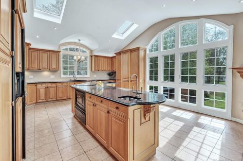 84 Deerfield Dr, Bridgeport, CT 06612-1106