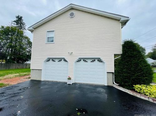 27 Wakeley St, Huntington CT 06484-4511 exterior