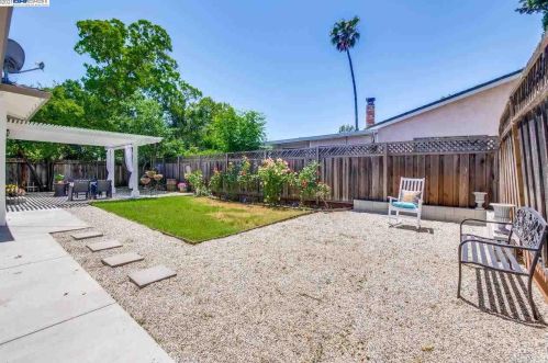 6570 Inglewood Dr, Pleasanton CA  94588-3825 exterior