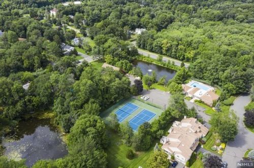 43 Bentley Dr, Franklin Lakes NJ  07417-1941 exterior