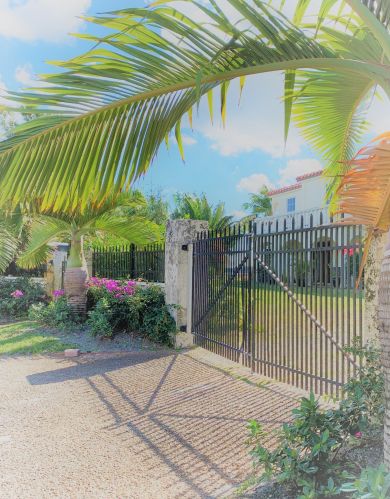 151 Riviera Dr, West Palm Beach, FL 33404-2422