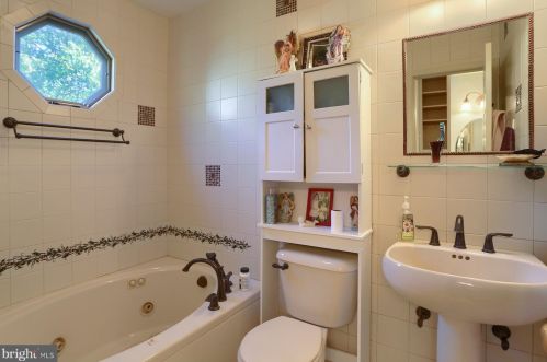 10 Ben Hogan Dr, Etters, PA 17319-9454