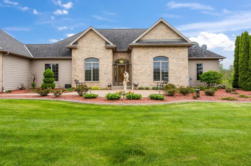 3025 Newark Dr, West Bend, WI 53090-8624
