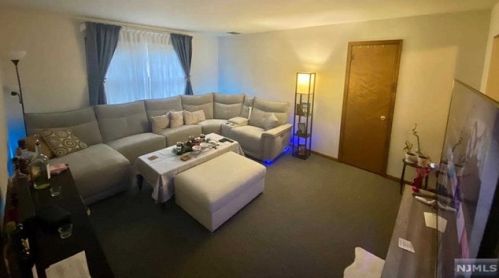 208 Falmouth Ave, Elmwood Park NJ  07407-2313 exterior