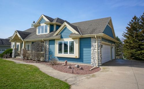 336 River Bluff Cir, Oconomowoc, WI 53066-3480