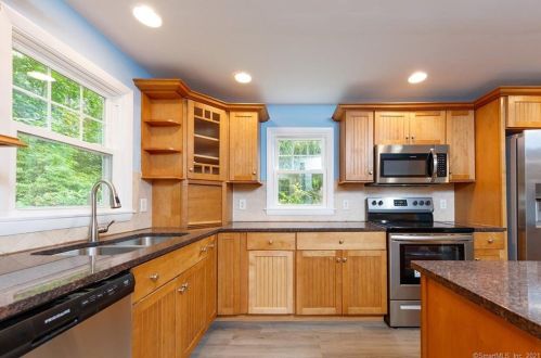 23 Granite Ct, Waterford, CT 06385-2603