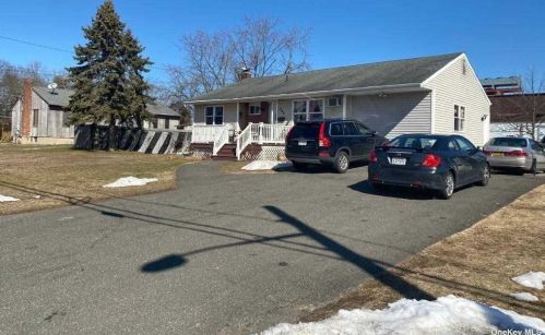395 Oakland Ave, Central Islip NY  11722-2013 exterior