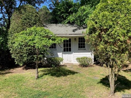 671 Delaware Ave, Ridgewood NJ  07450-5501 exterior