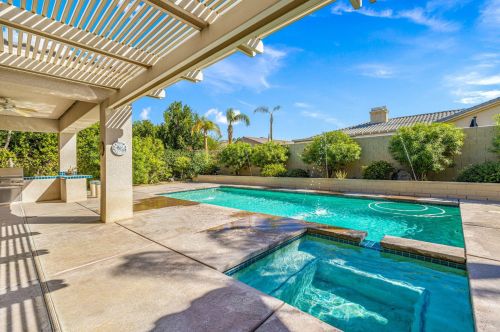 2 King Edward Ct, Rancho Mirage CA  92270-1621 exterior