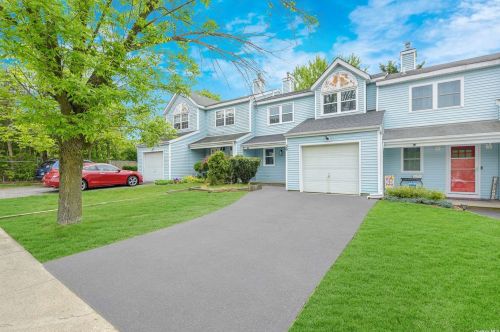 36 Smith St, Central Islip, NY 11722-4128