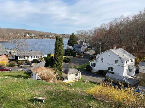 18 Hill Rd, Niantic, CT 06357-1716