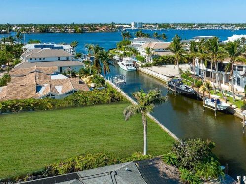 1387 Marlin Dr, Naples FL  34102-1530 exterior