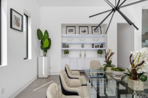 18067 Calvert St, Van Nuys CA 91316-1216 exterior