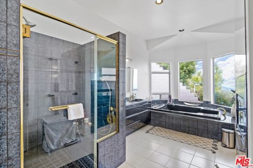 21630 Saddle Peak Rd, Topanga CA  90290-3414 exterior