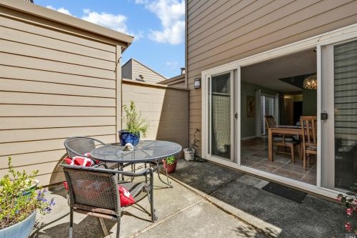 2244 Knolls Hills Cir, Santa Rosa, CA 95405-8309