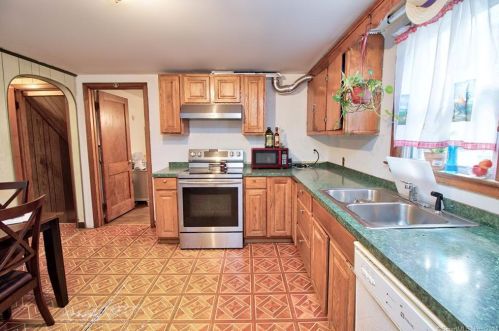 84 Linwood St, Waterbury, CT 06704-2217