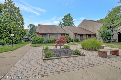 2 Claremont Ct, Tinton Falls, NJ 07701-5418