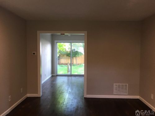 43 Crampton Ave, Woodbridge NJ  07095-3737 exterior