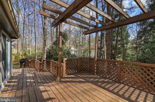 5954 New England Wood Dr, Springfield VA 22015-2910 exterior