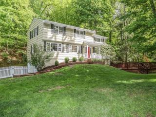 1 Twixt Hills Rd, Ridgefield, CT 06877-2034