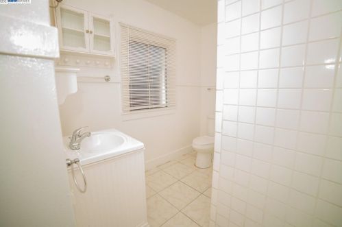 1057 76, Oakland CA 94605-2807 exterior