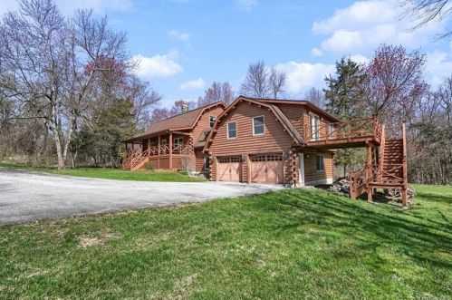 207 Osborne Hill Rd, Fishkill NY  12524-2529 exterior