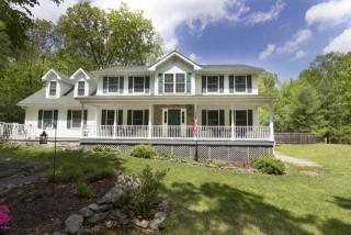 21 Holiday Dr, Hawley, PA 18428-4514