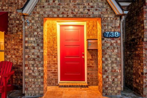 738 Edgefield Ave, Dallas, TX 75208-3615