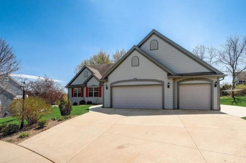2505 Trillium Hill Ct, Waukesha, WI 53189-6710