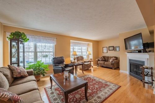 1003 Garrison Ln, Jeannette, PA 15644-4764