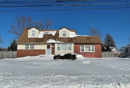 1025 Broome Ave, North Lindenhurst, NY 11757-2106