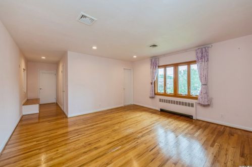 134 Old Courthouse Rd, New Hyde Park NY  11040-1227 exterior