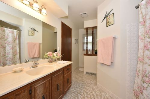 7012 Van Beck Ave, Milwaukee WI 53207-4460 exterior